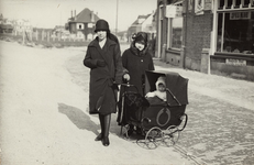 341-865 Twee vrouwen met kinderwagen voor de winkel van Spronk aan de Badhuisweg te Domburg