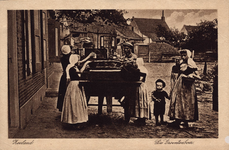 341-912 De Groenteboer.. Kinderen in dracht bij een groentekar te Domburg