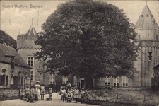 341-919 Kasteel Westhove, Domburg. Poserende kinderen voor kasteel Westhove bij Oostkapelle