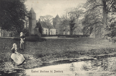 341-926 Kasteel Westhove bij Domburg. Twee meisjes in dracht bij kasteel Westhove te Oostkapelle