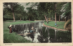 341-991 Duinvliet Domburg. Twee meisjes in dracht in park Duinvliet bij Domburg
