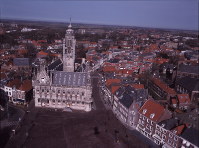 346-2 Het stadhuis aan de Grote Markt te Middelburg. Onderdeel van een serie van 33 foto's opgenomen vanuit een ' blimp ...