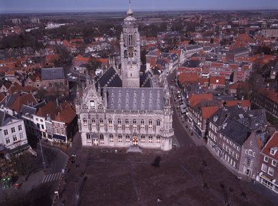 346-6 Het stadhuis aan de Grote Markt te Middelburg. Onderdeel van een serie van 33 foto's opgenomen vanuit een ' blimp ...