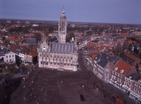 346-7 Het stadhuis aan de Grote Markt te Middelburg. Onderdeel van een serie van 33 foto's opgenomen vanuit een ' blimp ...