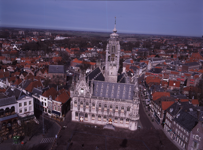 346-8 Het stadhuis aan de Grote Markt te Middelburg. Onderdeel van een serie van 33 foto's opgenomen vanuit een ' blimp ...