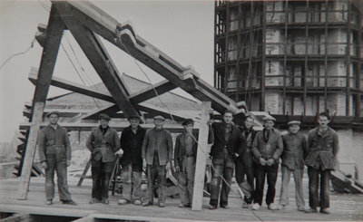 351-24 Bouwvakkers tijdens de wederopbouw op het dak van de Nieuwe Kerk te Middelburg