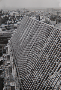 351-30 Gezicht vanaf het dak van de Nieuwe Kerk te Middelburg tijdens de wederopbouw met doorkijk naar de Lange Noordstraat