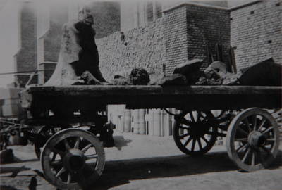 351-33 Brokstukken van de door oorlogsgeweld verwoeste klokken van de Abdijtoren te Middelburg