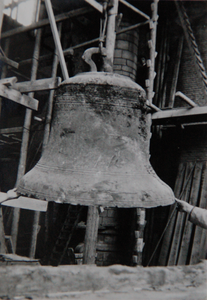 351-36 Een door oorlogsgeweld verwoeste klok van de Abdijtoren te Middelburg