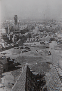 351-39 Gezicht vanaf de Abdijtoren te Middelburg tijdens de wederopbouw met doorkijk naar de Bachtensteene (rechts) en ...