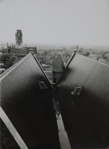 351-41 Het dak van de herbouwde Nieuwe Kerk te Middelburg met op de achtergrond het stadhuis