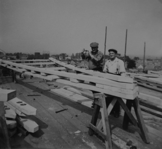 351-45 Bouwvakkers op het dak van de Koorkerk te Middelburg tijdens de wederopbouw