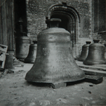 351-76 De nieuwe klokken van de Abdijtoren tijdens de wederopbouw na de oorlog