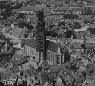 351-80 Gezicht vanuit de lucht op de Abdijtoren, de Nieuwe kerk, de Koorkerk en de Abdijgebouwen te Middelburg tijdens ...