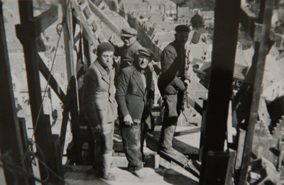 351-93 Bouwvakkers op de Abdijtoren te Middelburg tijdens de wederopbouwwerkzaamheden
