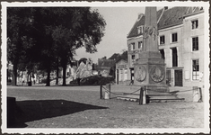 354-12 Gezicht op een deel van de Rouaansekaai te Middelburg met gedenkteken voor het havenkanaal van 1817