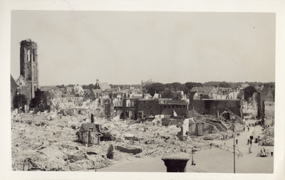 354-14 Gezicht op een deel van het verwoeste Middelburg met de Abdijtoren, Wal, Markt en Lange Delft