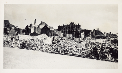 354-20 Gezicht op de verwoeste brouwerij De Vijfhoek met op de achtergrond de Provinciale Bibliotheek te Middelburg