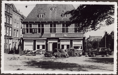 354-22 Hotel Het Beursgebouw aan het Beursplein te Vlissingen met vernielde auto's