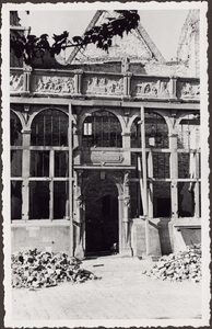 354-23 Gezicht op de gevel van het huis In den Steenrotse aan de Dwarskaai te Middelburg, met reliëfs en naam boven de deur