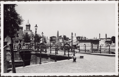 354-24 Gezicht op de Spijkerbrug en gedenkteken voor het havenkanaal van 1817, genomen vanaf de Kinderdijk, met achter ...
