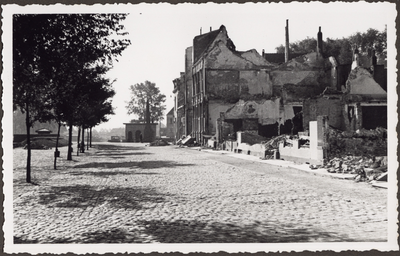 354-25 Gezicht op een deel van de Dwarskaai te Middelburg met het commiezenhuisje en het gedenkteken voor het ...