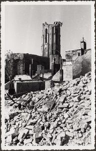 354-6 Gezicht op de verwoeste Abdijtoren en Koorkerk te Middelburg