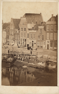 380-14 Gezicht op Dam Zuidzijde te Middelburg, met ondermeer de winkel van boekbinder K.J. Pervoost. Op de voorgrond ...