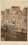 380-14 Gezicht op Dam Zuidzijde te Middelburg, met ondermeer de winkel van boekbinder K.J. Pervoost. Op de voorgrond ...