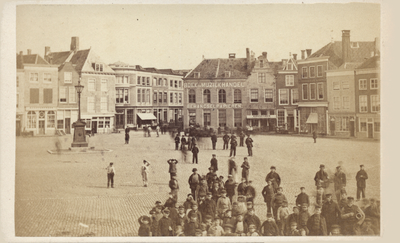 380-48 Gezicht op de Grote Markt te Middelburg, met samenscholing voor de fotograaf