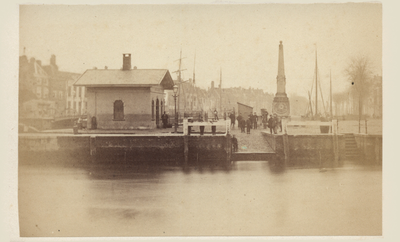 380-49 Gezicht op de Kinderdijk te Middelburg, met op de voorgrond het gebouwtje van de havenmeester en de gedenkzuil ...