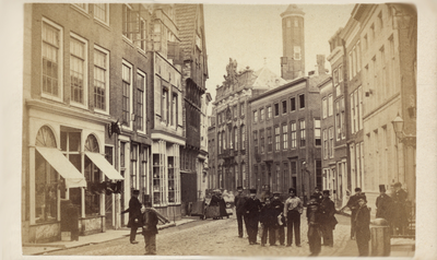 380-51 Gezicht op de Lange Delft te Middelburg, met links de laatste houten gevel nog op de oorspronkelijke plek
