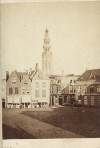 380-58 Gezicht op de Grote Markt te Middelburg., met op de achtergond de abdijtoren