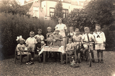388-2 Groepsfoto van de klas van de kleuterschool van juffrouw E.H. Hack in de tuin aan de Korte Noordstraat 37 te ...