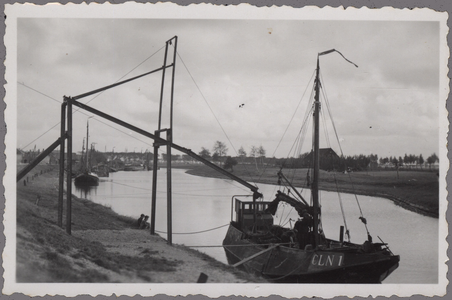 393-1 De aanvoer van mosselen bij de mosselpellerij met de vissersboot CLN 1 uit Clinge