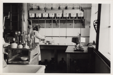 393-28 Proeven in het technisch laboratorium met mevrouw H.J. Enters-de Kok