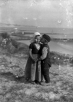 40-2A Een jongen en een meisje in dracht in de duinen bij Zoutelande