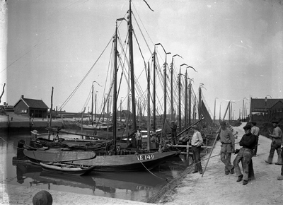 40-3C Vissersvaartuigen, waaronder de YE 149, in de haven van Yerseke