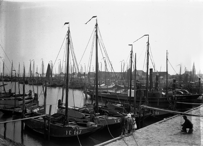 40-3D Vissersvaartuigen, waaronder de YE 147, in de haven van Yerseke