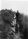 40-3I Twee jongens en twee meisjes in Walcherse dracht in de duinen bij Zoutelande