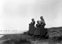 40-3J Vijf kinderen in Walcherse dracht in de duinen bij Zoutelande