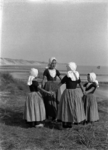 40-4-2E Vier meisjes in Walcherse dracht in de duinen bij Zoutelande