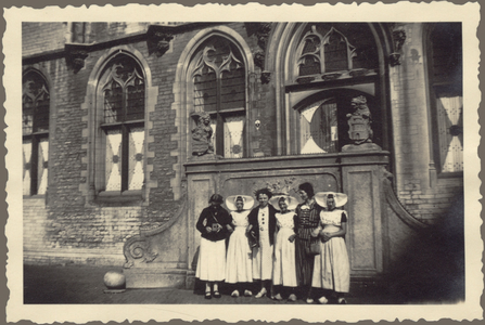 414-21 Stadhuis Middelburg. Drie vrouwen met camera bij drie meisjes in Walcherse klederdracht voor het bordes van het ...