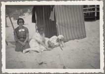 414-26 Strand Zoutelande. Drie vrouwen op het strand te Zoutelande
