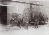 425-23 Laden van hooi van een kar in de schuur van een landgoed bij Domburg, op de voorgrond twee jongens