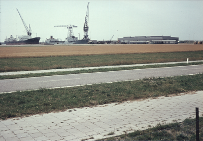 435-12 Scheepsreparatie van de werf De Schelde in Vlissingen-Oost vanaf de Ritthemse straat