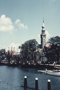 435-16 De haven van Veere met Arnemuidse vissersschepen aan de Kaai met achter de stadhuistoren