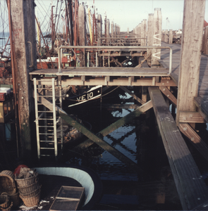 435-18 Steigers met vissersschepen, o.a. de VE 10 in de haven van Colijnsplaat