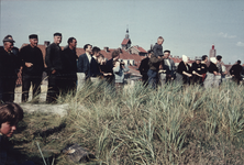 435-21 Inwoners van Westkapelle kijken vanaf het duin naar de Nederlandse kustvaarder Pax, gestrand op het badstrand ...