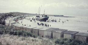 435-23 De stranding van de Nederlandse kustvaarder Pax (1928 - 200 brt) op het strand van Westkapelle met veel kijkers, ...